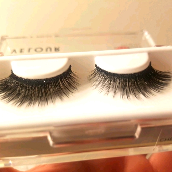 👑 Brand New Black Sparkle Velour Lashes 👑 - Picture 3 of 4